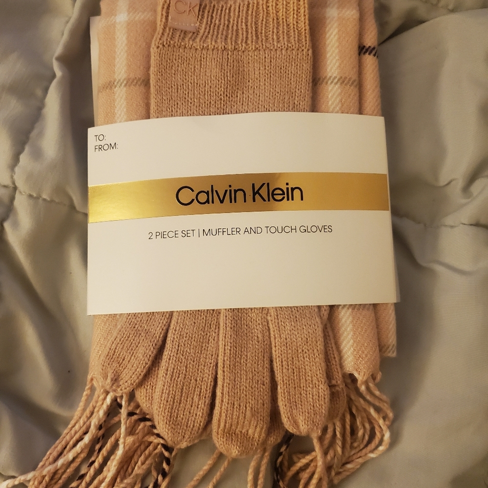 Calvin Klein 2 piece set muffler and touch gloves
